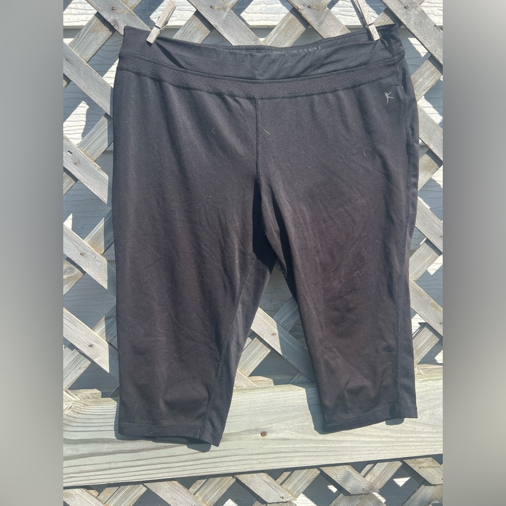 Black capri leggings with a sporty vibe #activewear